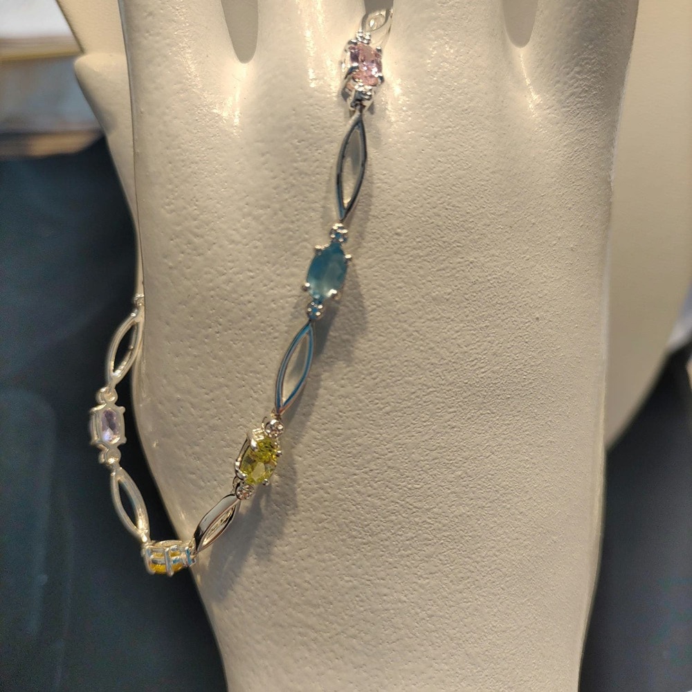 NWOT BEAUTIFUL & DAINTY STERLING SILVER & TOURMALINE BRACELET